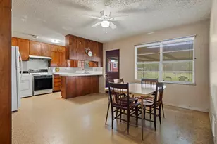 704 W San Antonio St, Fredericksburg, TX 78624 - Photo 3