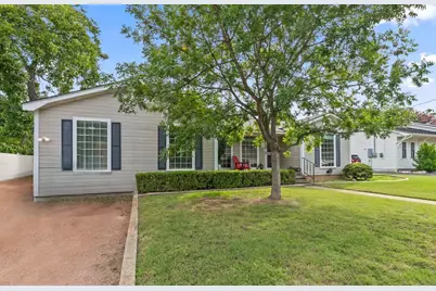 304 E Hackberry St, Fredericksburg, TX 78624 - Photo 1