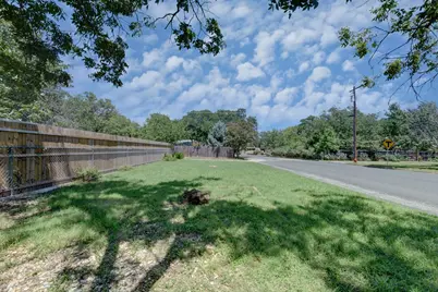 302 Frederick Rd, Fredericksburg, TX 78624 - Photo 11