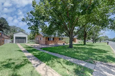 302 Frederick Rd, Fredericksburg, TX 78624 - Photo 3