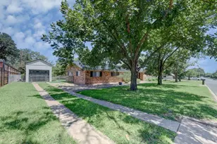 302 Frederick Rd, Fredericksburg, TX 78624 - Photo 3