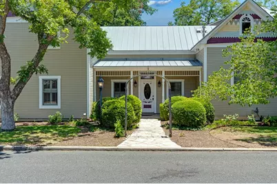 308 E Travis St, Fredericksburg, TX 78624 - Photo 3