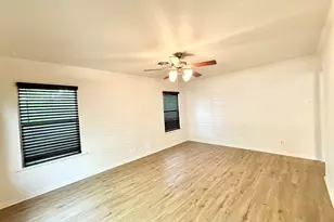 613 N Harper St, Kerrville, TX 78028 - Photo 5