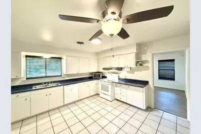 613 N Harper St, Kerrville, TX 78028 - Photo 7