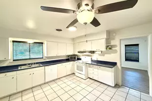 613 N Harper St, Kerrville, TX 78028 - Photo 7