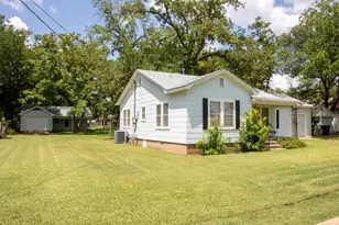 304 S Crockett St, Fredericksburg, TX 78624 - Photo 3