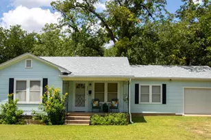 304 S Crockett St, Fredericksburg, TX 78624 - Photo 1