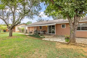 604 N Bowie, Fredericksburg, TX 78624 - Photo 9