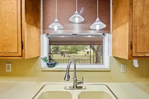 604 N Bowie, Fredericksburg, TX 78624 - Photo 11