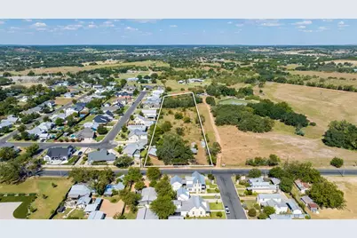 604 N Cherry St, Fredericksburg, TX 78624 - Photo 3