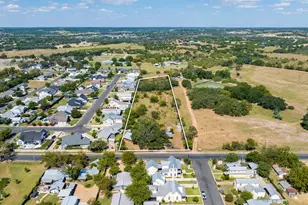 604 N Cherry St, Fredericksburg, TX 78624 - Photo 3
