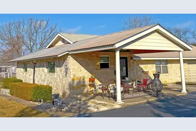 702 E Schubert St, Fredericksburg, TX 78624 - Photo 3