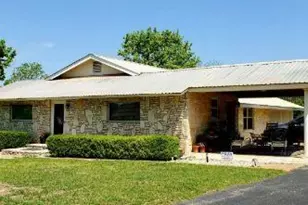 702 E Schubert St, Fredericksburg, TX 78624 - Photo 7