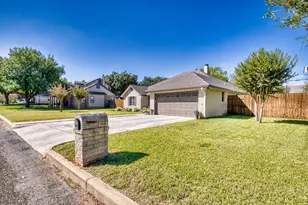 205 Edgewood Dr, Fredericksburg, TX 78624 - Photo 3