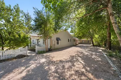 105 E Centre St, Fredericksburg, TX 78624 - Photo 3