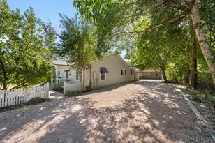 105 E Centre St, Fredericksburg, TX 78624 - Photo 3