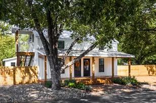 212 W Peach St, Fredericksburg, TX 78624 - Photo 3