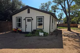 421 E Orchard St, Fredericksburg, TX 78624 - Photo 3