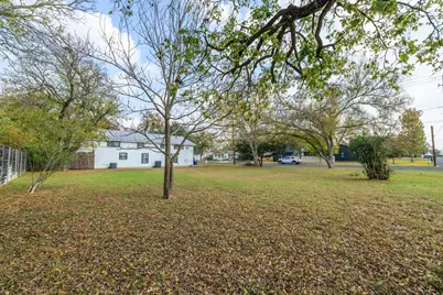 212 E Hackberry St, Fredericksburg, TX 78624 - Photo 11