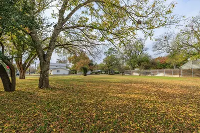 212 E Hackberry St, Fredericksburg, TX 78624 - Photo 13