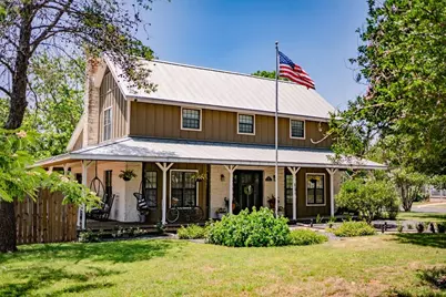 611 W Burbank St, Fredericksburg, TX 78624 - Photo 1