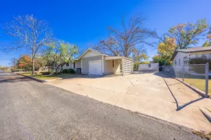 401 E Morse St, Fredericksburg, TX 78624 - Photo 17