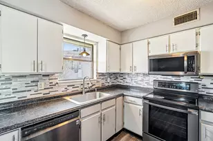 1601 Newton St, Kerrville, TX 78028 - Photo 9