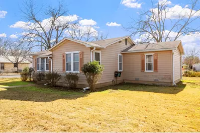 811 Franklin, Fredericksburg, TX 78624 - Photo 3