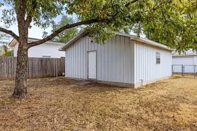 805 N Edison St, Fredericksburg, TX 78624 - Photo 19