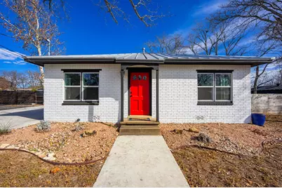 318 W Hackberry St, Fredericksburg, TX 78624 - Photo 3