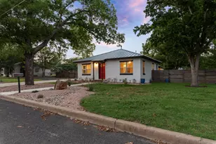 318 W Hackberry St, Fredericksburg, TX 78624 - Photo 5