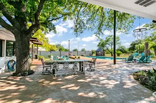 702 S Eagle St, Fredericksburg, TX 78624 - Photo 9