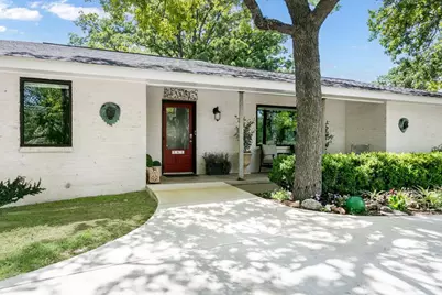 702 S Eagle St, Fredericksburg, TX 78624 - Photo 3