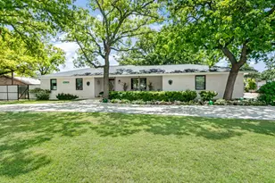 702 S Eagle St, Fredericksburg, TX 78624 - Photo 5