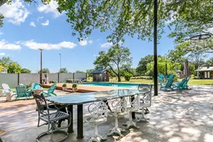702 S Eagle St, Fredericksburg, TX 78624 - Photo 5