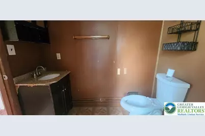 2463 Hillside Avenue, Wilson Boro, PA 18042 - Photo 11