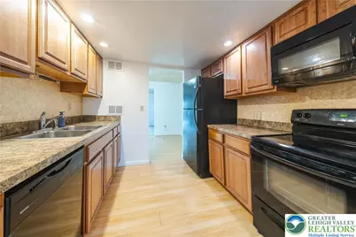 7528 Buttercup Road, Lower Macungie Twp, PA 18062 - Photo 9