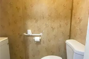 215 E Cherry St, Shenandoah Boro, PA 17976 - Photo 9