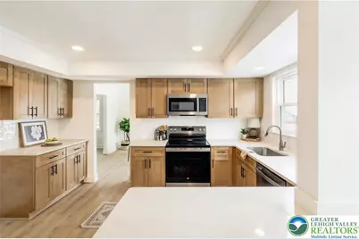 7908 Woodsbluff Run, Fogelsville, PA 18051 - Photo 9