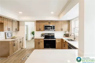 7908 Woodsbluff Run, Fogelsville, PA 18051 - Photo 9