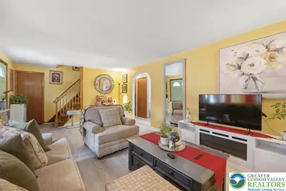 1390 Oakwood Drive, Hanover Twp, PA 18017 - Photo 5