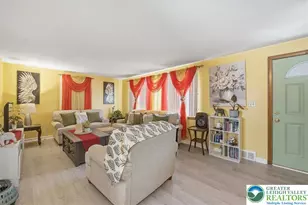 1390 Oakwood Dr, Hanover Twp, PA 18017 - Photo 7