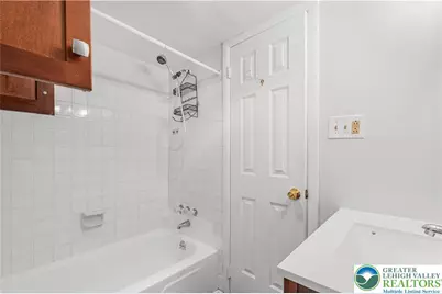 1547 Creekside Road #B4-2, Whitehall Township, PA 18052 - Photo 9