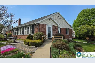 142 E North Street, Nazareth Boro, PA 18064 - Photo 5