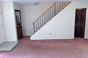 21 Eisenhower Cir, Whitehall Township, PA 18052 - Photo 13