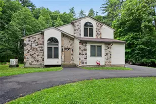 1119 Mink Ct, Bushkill, PA 18324 - Photo 1