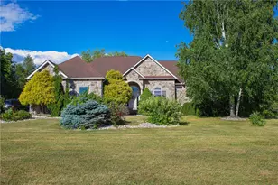 123 Chase Hollow Dr, Bushkill Twp, PA 18064 - Photo 3