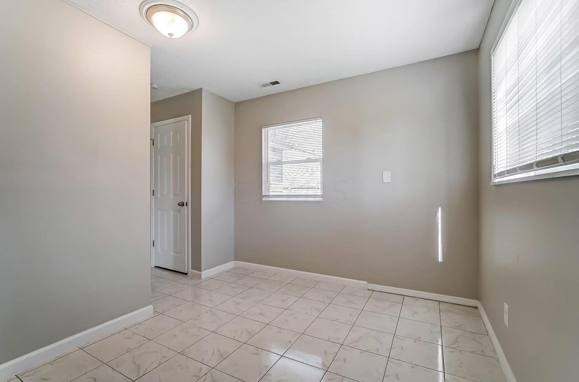 3044 Fairwood Ave, Columbus OH 43207-3273 exterior