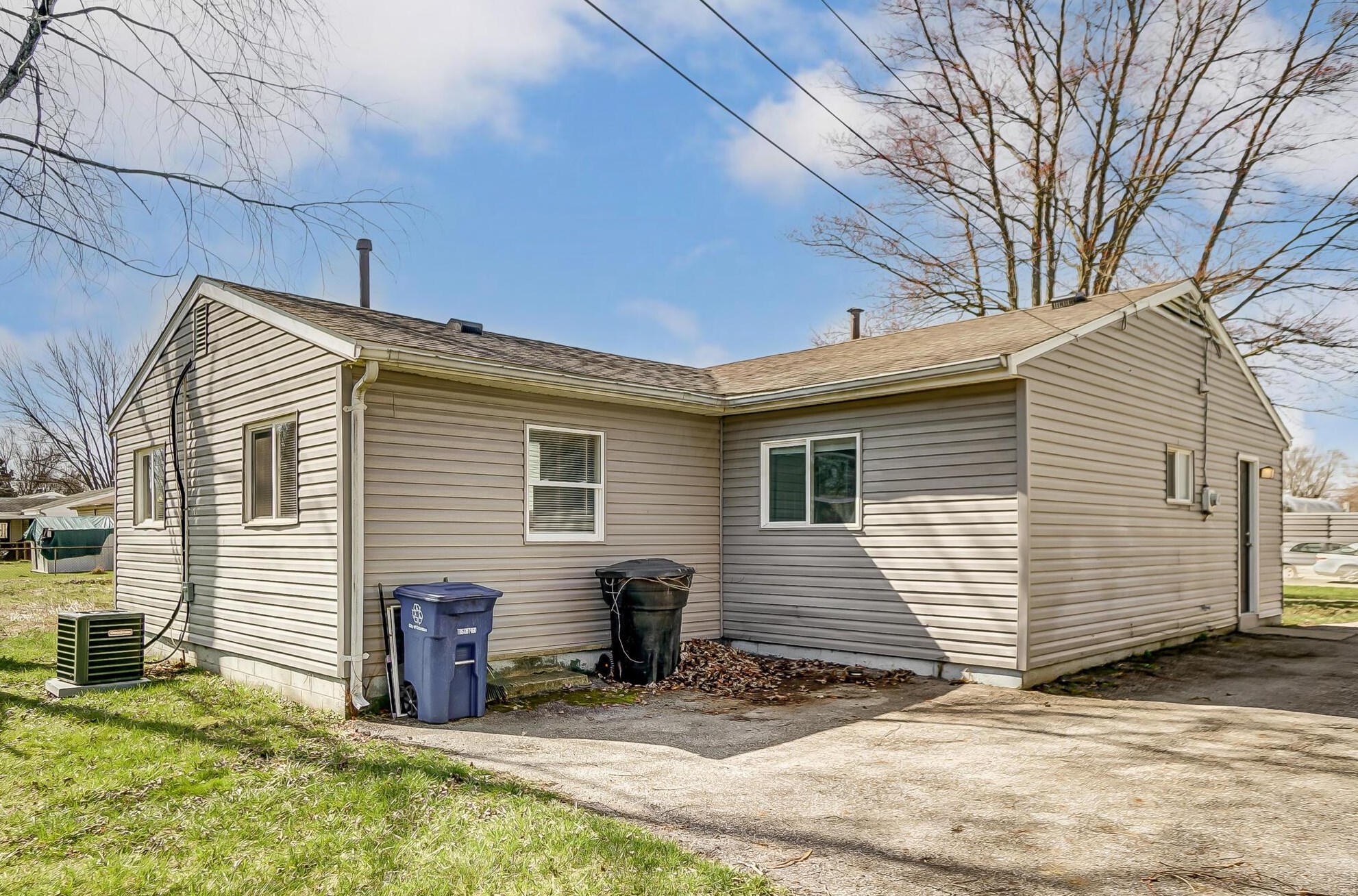 3044 Fairwood Ave, Columbus OH 43207-3273 exterior