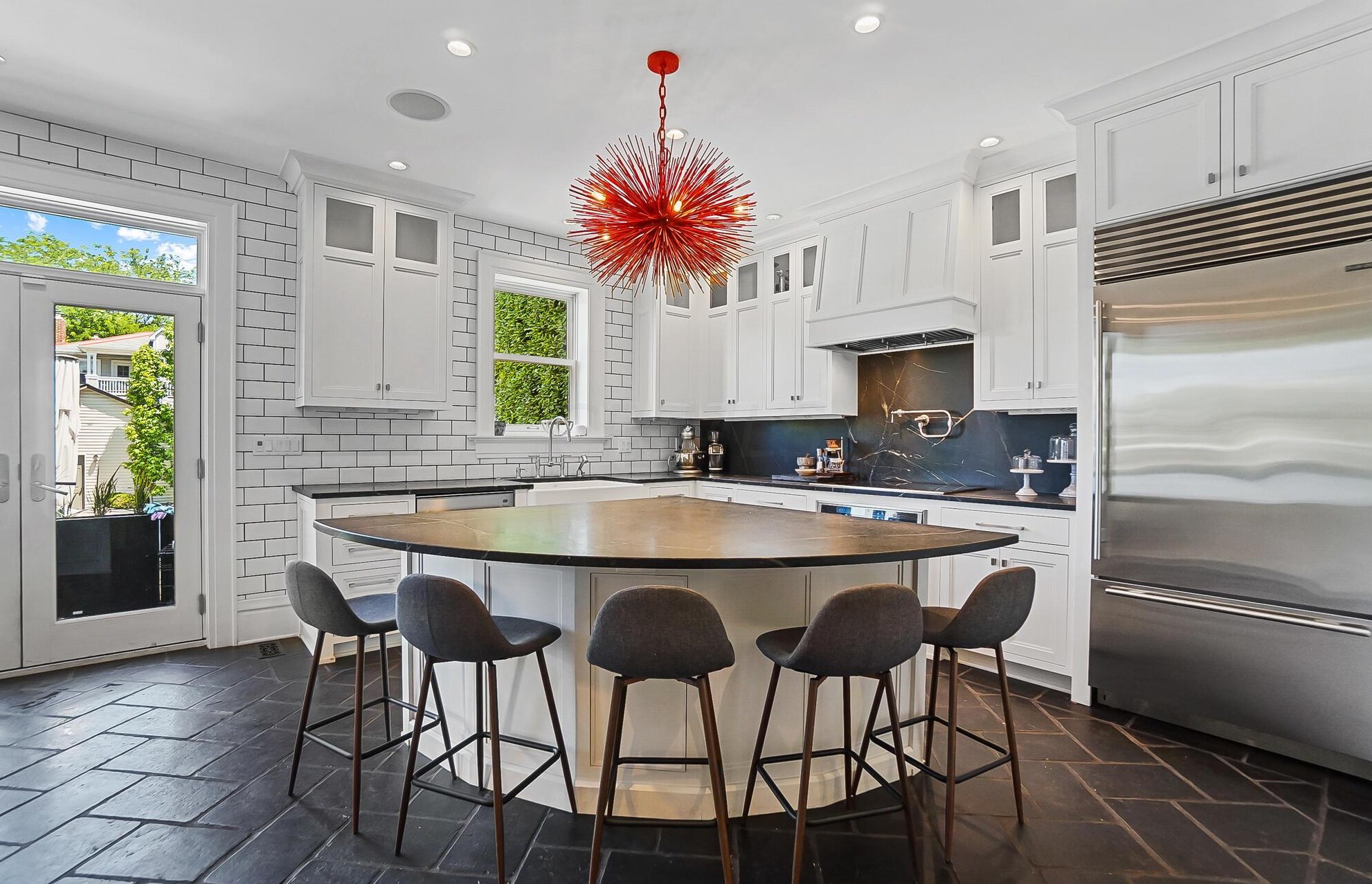 158 Buttles Ave, Columbus OH 43215-1402 exterior